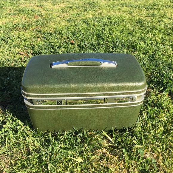 samsonite cosmetic train case